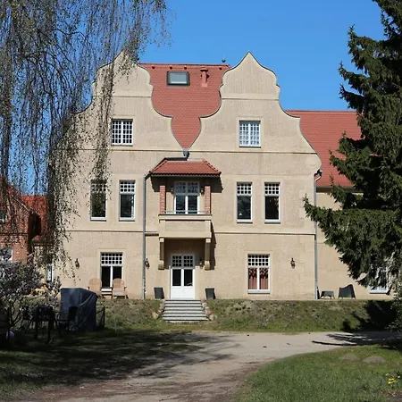 Der Westfluegel Mme Mimi 54 Stolpe auf Usedom